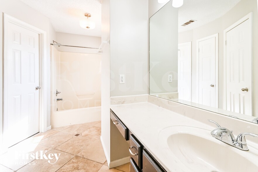 Building Photo - 8062 Ellis Rd