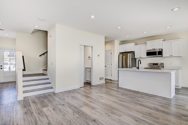 Building Photo - 3 Bedroom Town Home