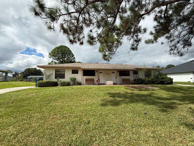 Building Photo - Cozy 2 bedroom duplex with screened patio