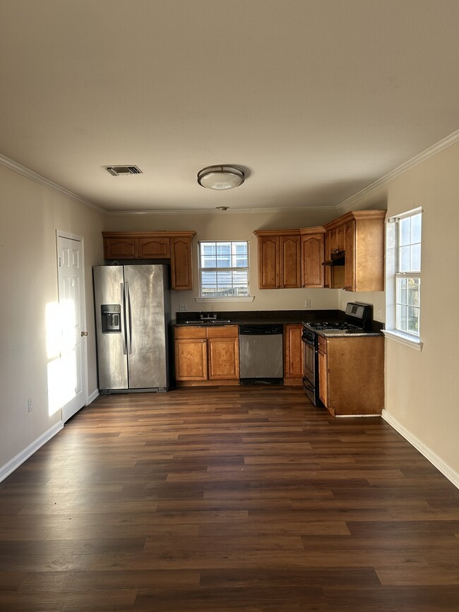 Building Photo - 4541 Laine Ave