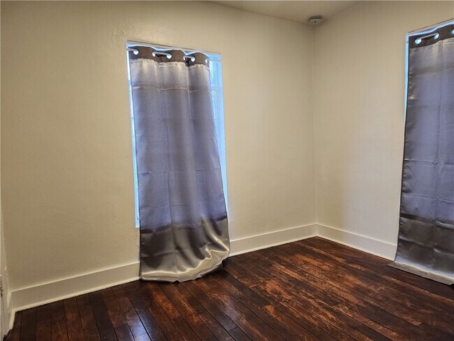 Building Photo - 415 W Poplar St