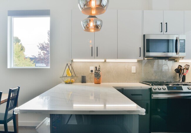 Building Photo - Modern 3 bed/ 2.5 bath townhome in Ballard!