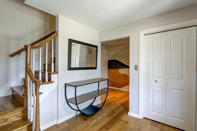 Building Photo - 1827 Larchmont Ln