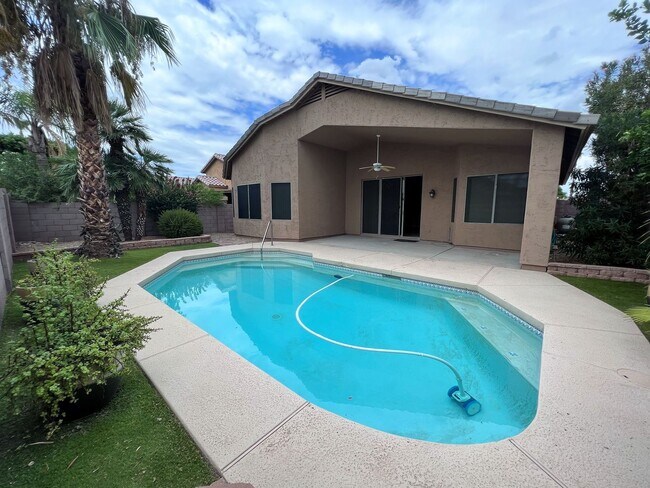 Building Photo - 4 BEDROOM WITH POOL