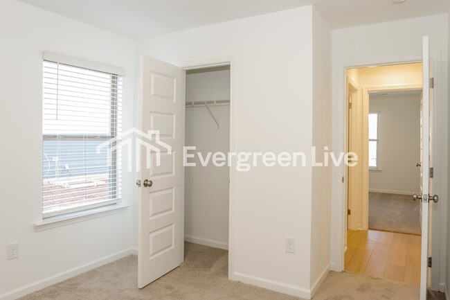 Building Photo - 178 Labrador Ln