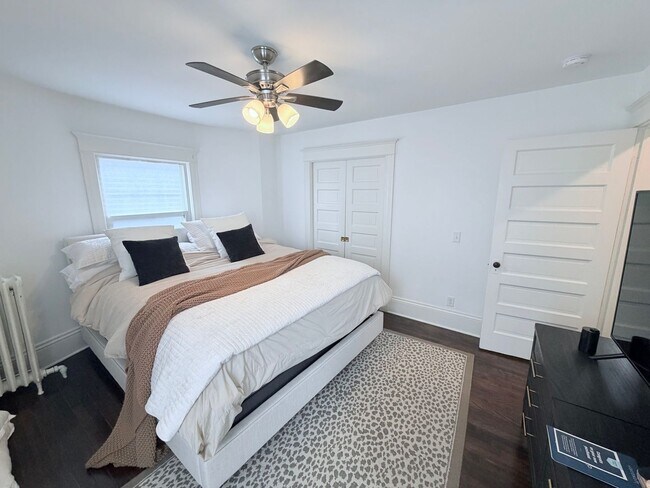 Building Photo - Gorgeous 3 Bedroom with Modern Upgrades!!