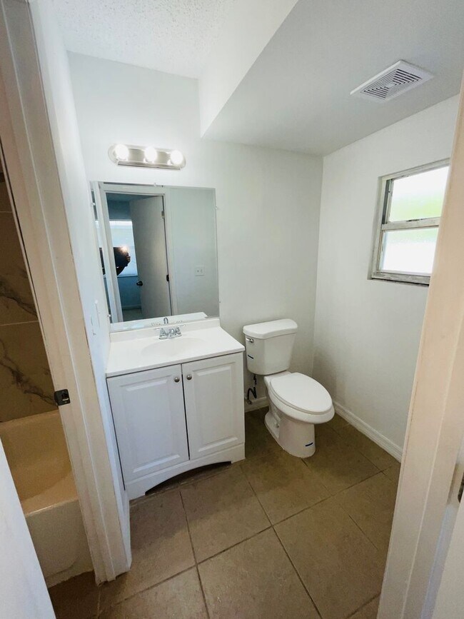 Building Photo - 2 Bedroom 2 Bathroom 1/2 Duplex