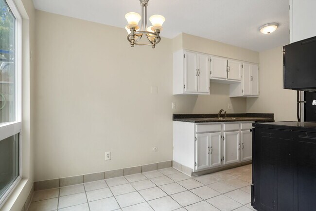 Building Photo - 2-Bed Townhome with Patio - Community Pool