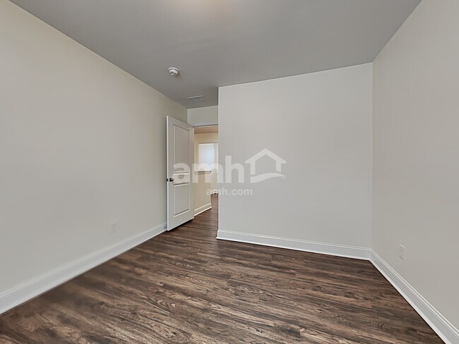 Building Photo - 617 W Lionel Rd