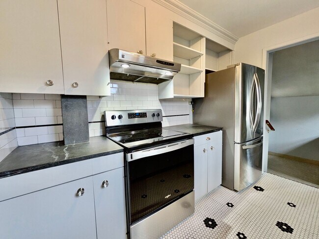 Building Photo - Darling 2 Bed 1 Bath 1940's Cottage Near Multnomah Village is a Must See!
