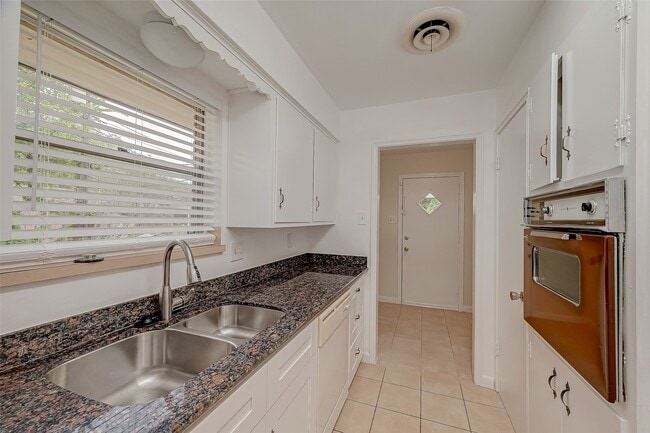 Building Photo - 5711 Braesvalley Dr