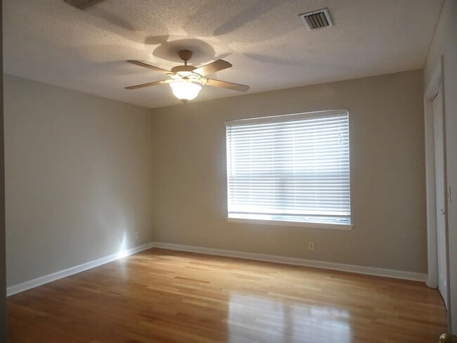 Building Photo - 147 Royal Dr