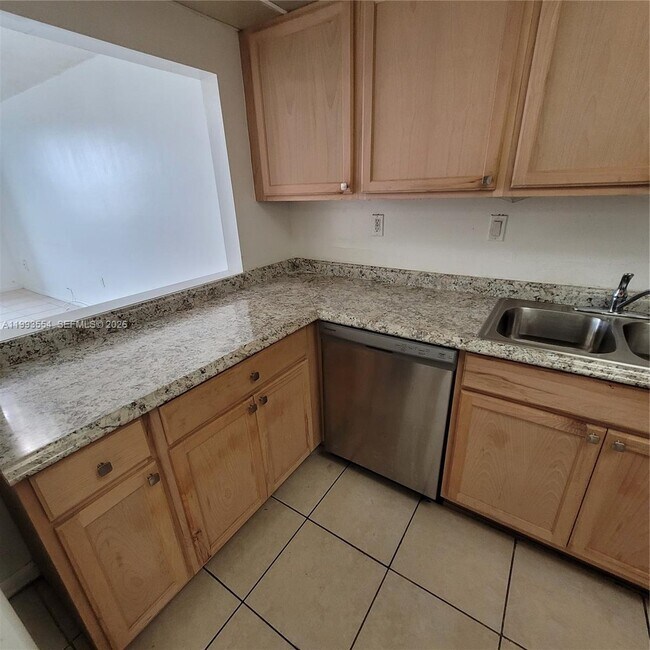 Building Photo - 10090 NW 80th Ct