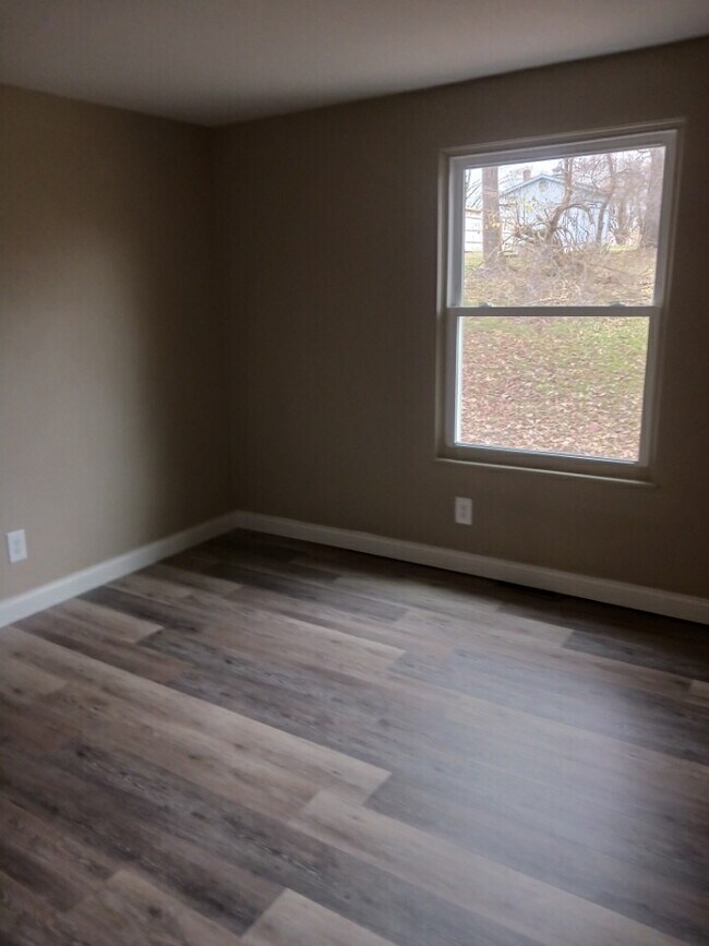 Building Photo - 430 Sara St