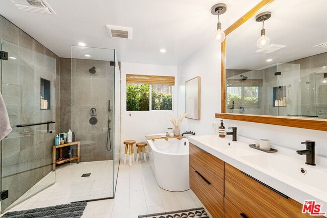 Building Photo - 19783 Valley View Dr