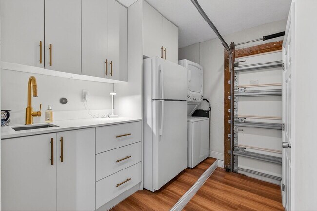 Building Photo - 7745 Stanway Pl