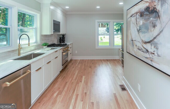 Building Photo - 2908 N Hills Dr NE