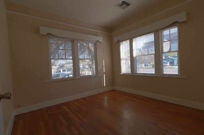 Building Photo - 1 month free rent move in promotion! VINTA...
