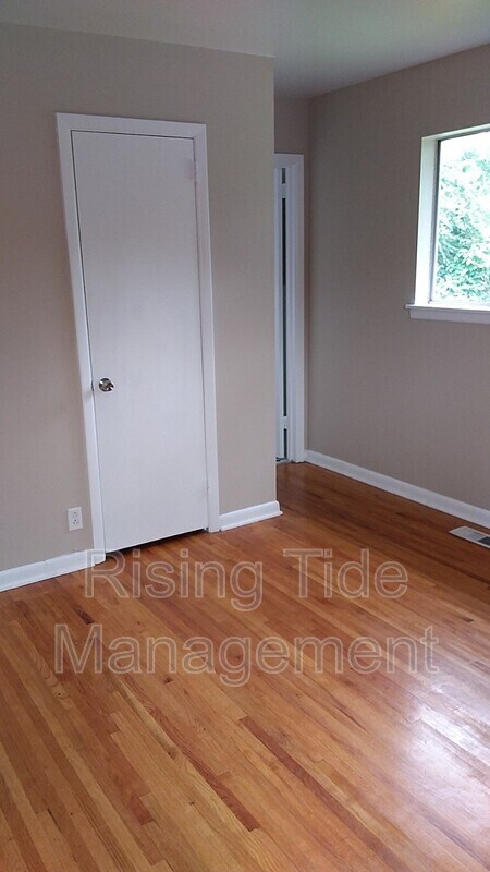 Building Photo - 613 Tree Haven Dr