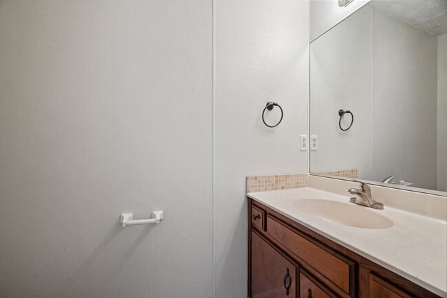 Building Photo - 3 Bed 1.5 Bath Home for Rent in Newport Ne...