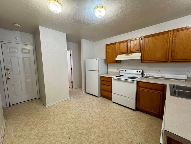 Building Photo - 1100 Leslie Cir