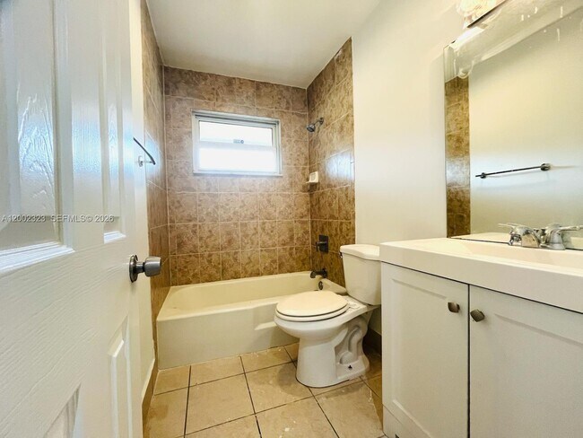 Building Photo - 608 SW 16th Ave