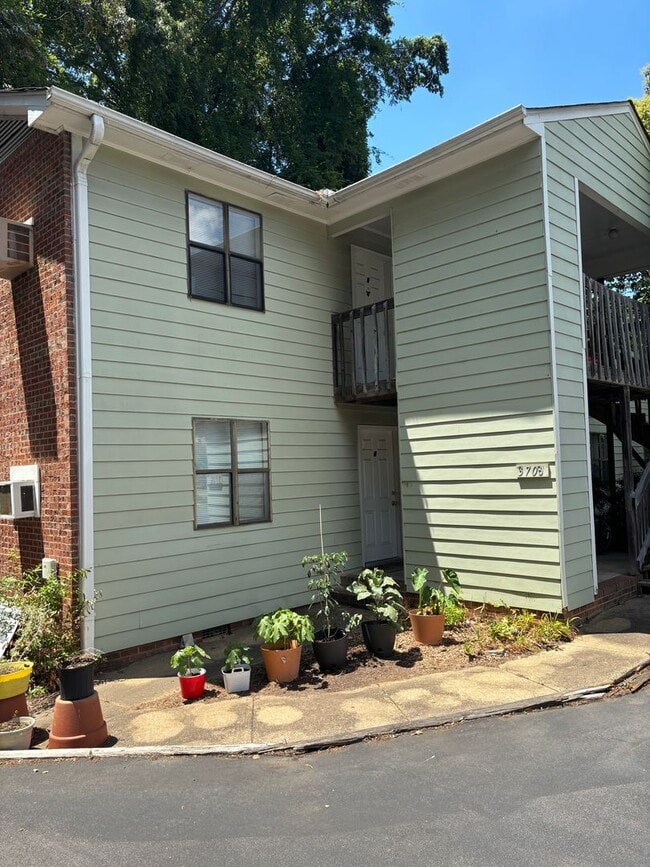 Building Photo - 3708 Lexington Dr