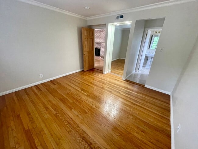 Building Photo - Indoor/outdoor living, spacious 4/2 on a quiet street in Mills Estates