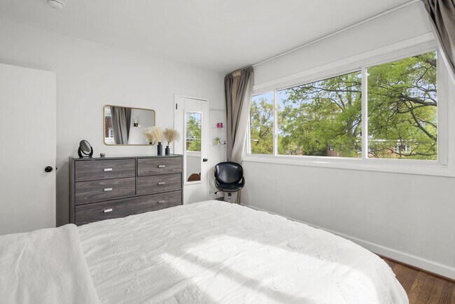 Building Photo - 3300 Manorwood Dr