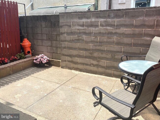 Building Photo - 2634 Edgemont St