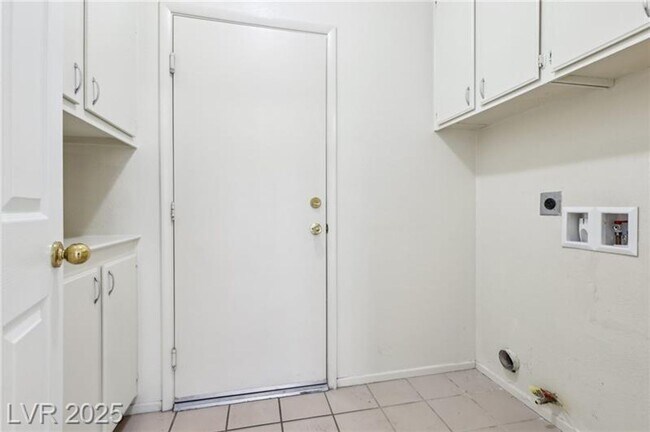 Building Photo - SPACIOUS 3BEDROOM SINGLE STORY TOWNHOME IN...