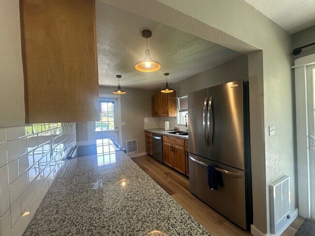 Building Photo - Newly Remodeled 3 Bedroom / 2 Bathroom in NE Madras