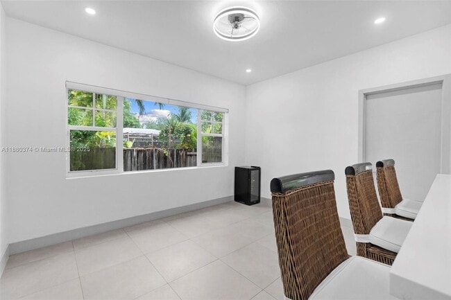 Building Photo - 570 SW 45th Ave