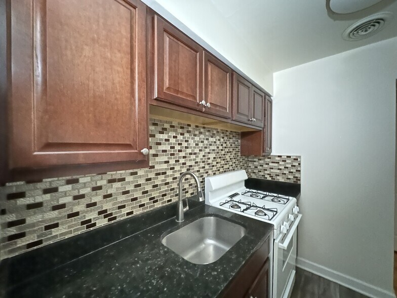 Building Photo - 6830 N Sheridan Rd