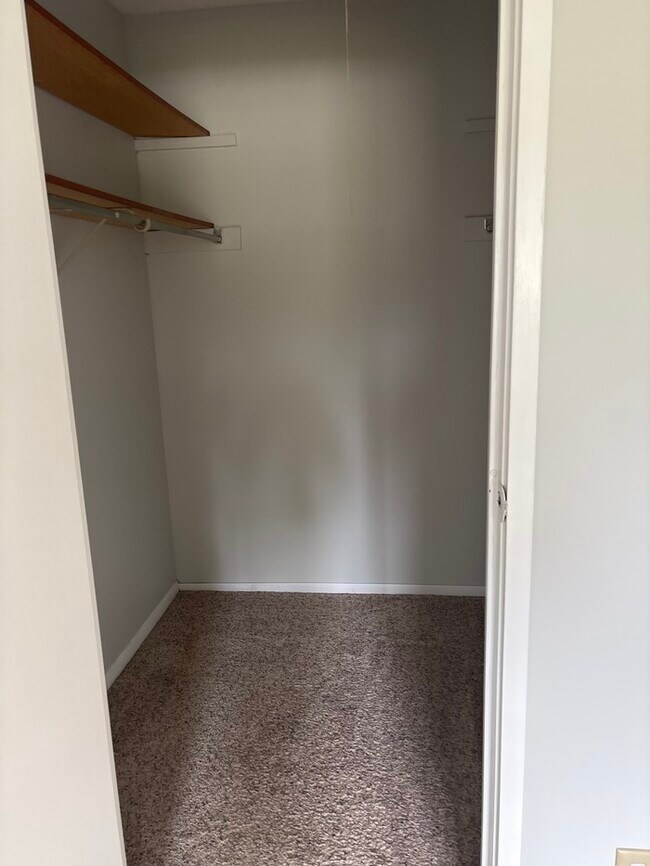 Building Photo - 2 bed 1.5 bath condo