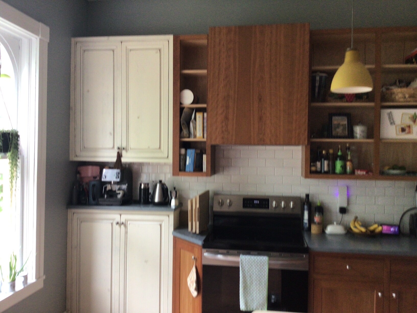 kitchen range and range hood - 212 S Albany St