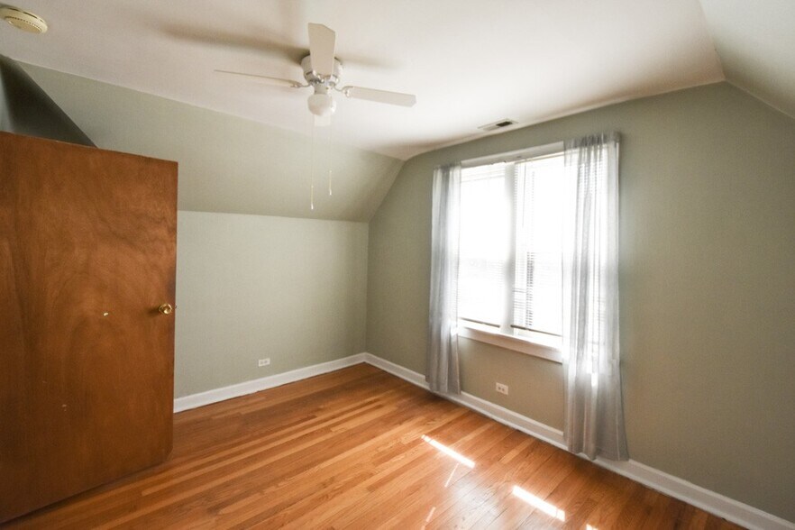 Building Photo - 3055 N Racine Ave