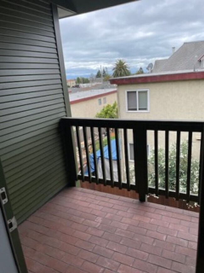 Building Photo - Please call Shami at (415) 225-2543 to sch...