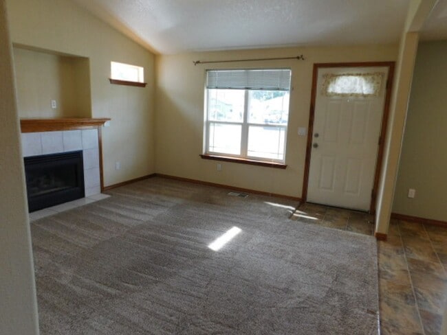 Building Photo - 2Bd/1.5Ba Single Story House - Available to View!