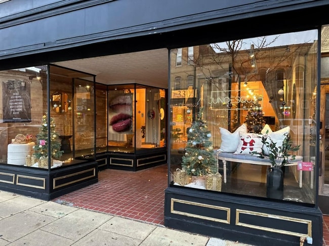 Primary Photo - 330 Main St