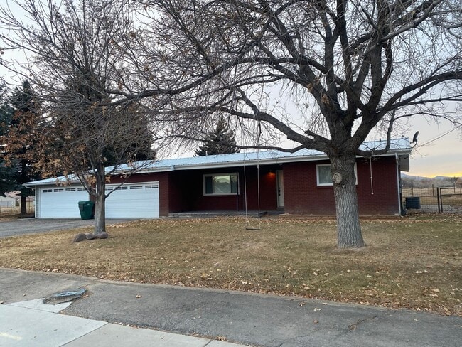 Building Photo - Gorgeous Fully Remodeled 3 Bed 1.5 baths a...
