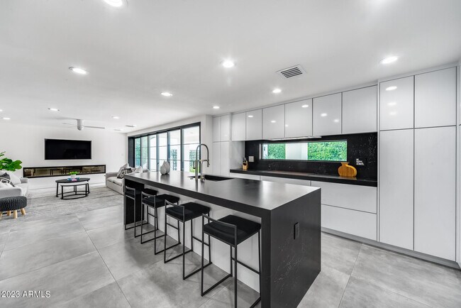 Building Photo - 8618 N Timberlane Dr