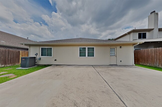Building Photo - 2815 Fox Mountain Dr