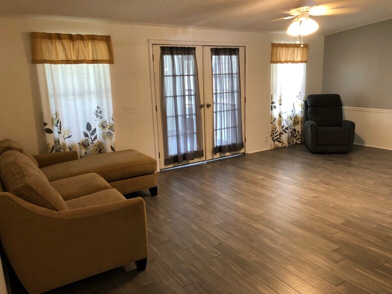 Building Photo - 4728 Belle Grv