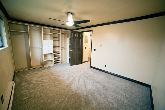 Building Photo - $300 Off! Quiet Top Floor 1 Bedroom Condo in Gated Tukwila Community