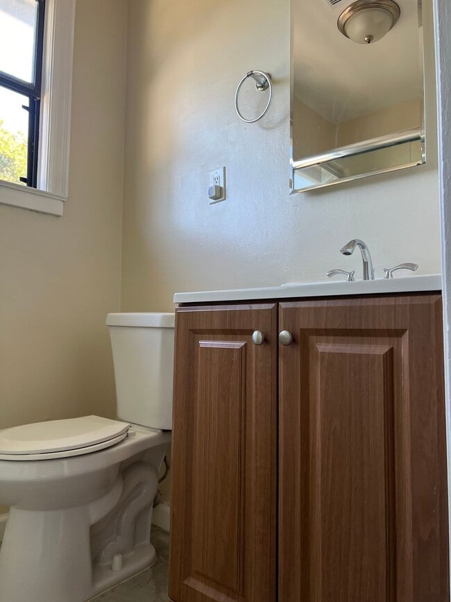 Building Photo - Ready to Move-In (3bed/1 bath, one unit of...