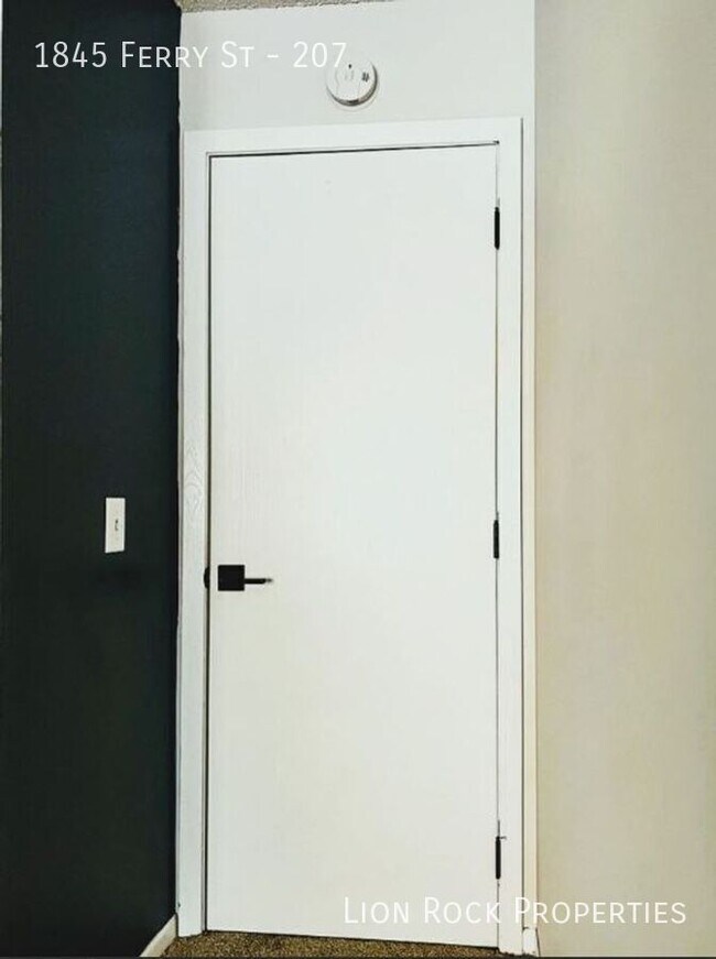 Building Photo - 1845 Ferry St