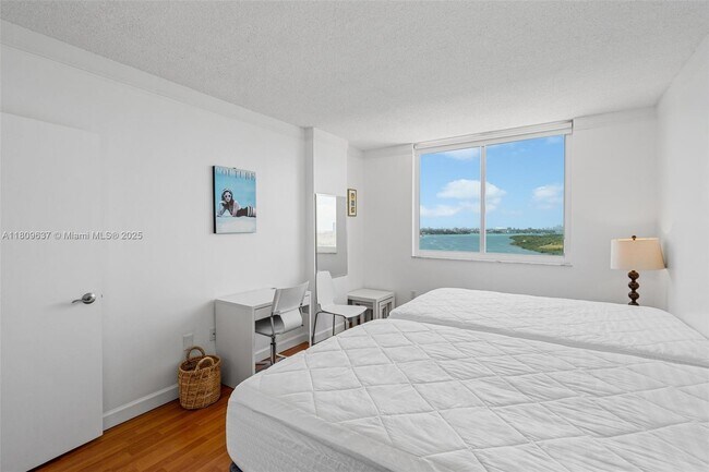 Building Photo - 300 Bayview Dr