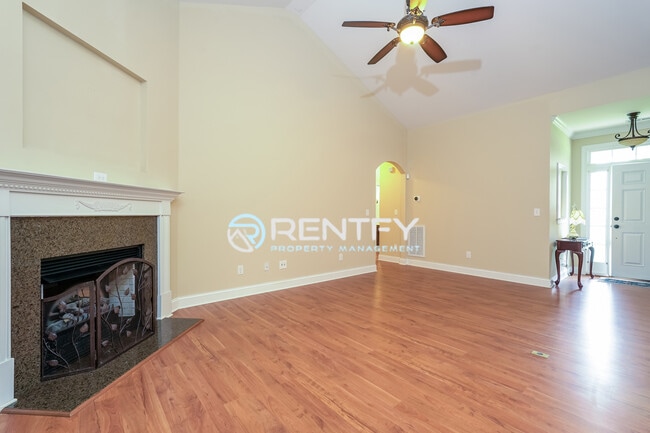 Building Photo - 5485 Styers Ferry Rd