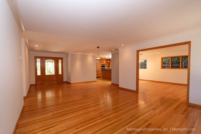 Building Photo - Beautiful, meticulously updated and  maint...